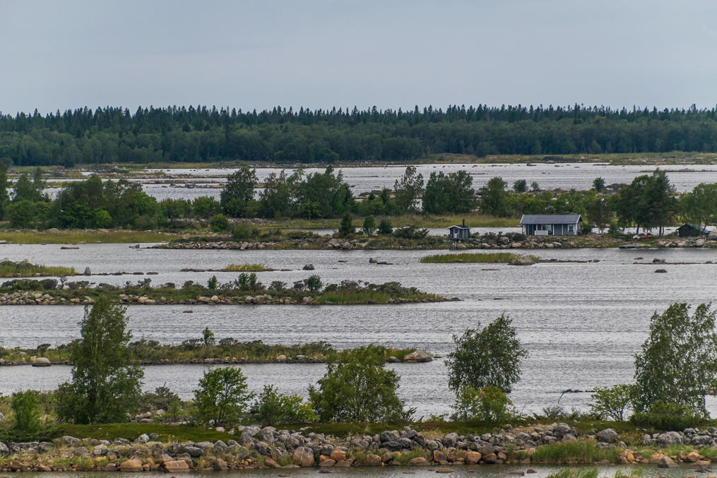 Moraine ridges in the shallow sea, a trace of the glacier, are the classic sight of the Kvarken Archipelago, and can be easily seen from the Saltkaret observation tower