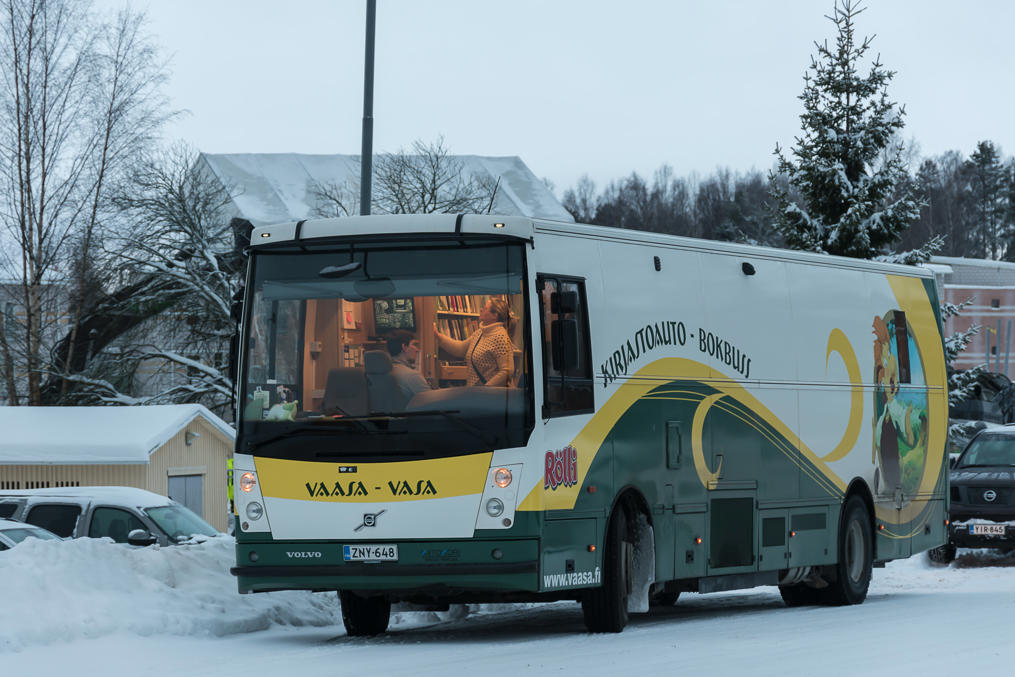 Rölli-kirjastoauto pysähdysissä päiväkodilla Vetokannaksen alueella.  Vaasassa on mahtava kaupunginkirjasto, jolla on muutama lähikirjasto joissakin kaupunginosissa, sekä oma kirjastoauto
