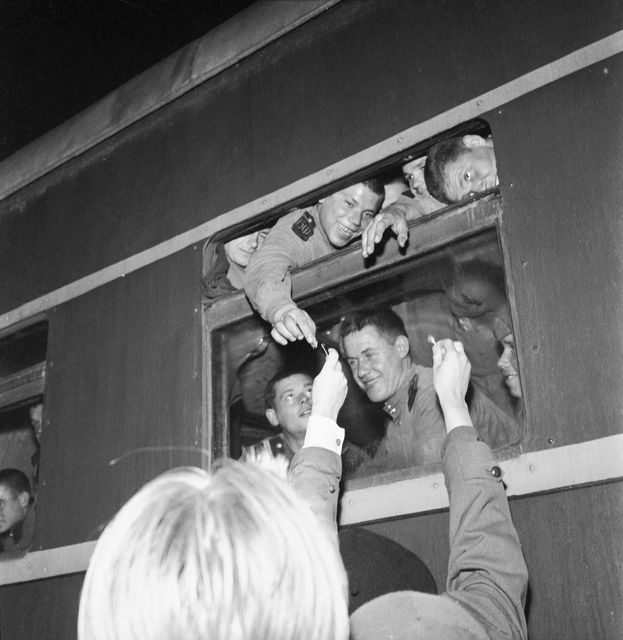 Советские войска отправляются со станции Киркконумми.  Источник: фотоархивы Музейного ведомства Финляндии, превью