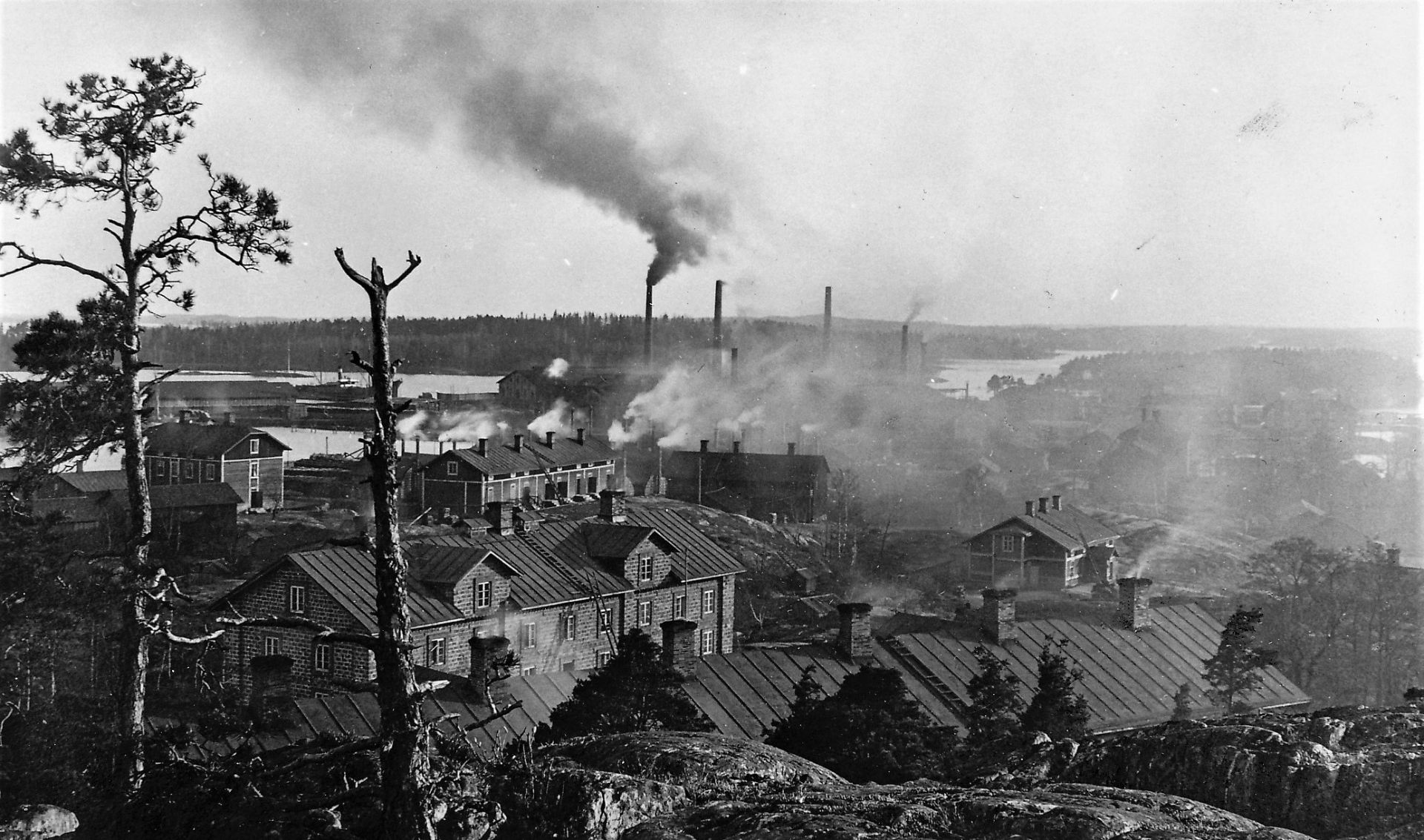 Вид на поселок и завод со Вдовьей скалы, 1920.  Источник: https://www.arcgis.com/apps/MapSeries/index.html?appid=71a04613eda544c681daecb0b97367dc